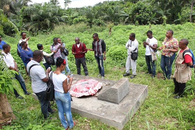 La tombe du Mpodol, envahi par les brouissailles - Crédit photo: kongossa.mondoblog.org