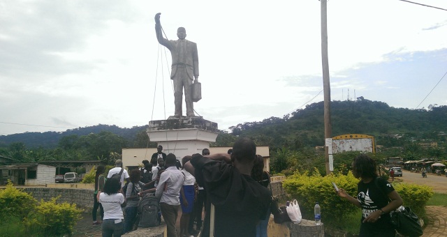 La statue représentant Ruben Um Nyobè à Eséka.